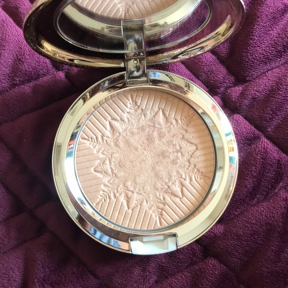 mac holiday highlighter